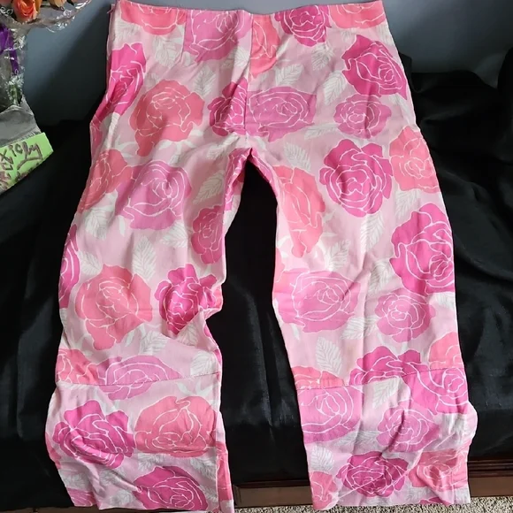 Lilly Pulitzer Vibrant Pink Rose Capris - Picture 7 of 15